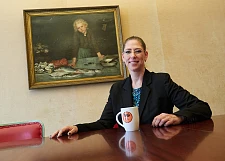 Jana Walloscheck vor dem Bild Fisch-Lucie