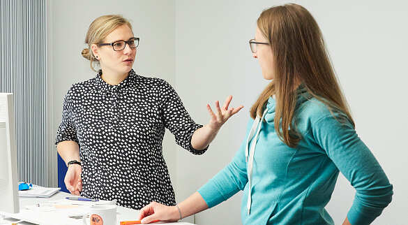 Sarah Göttges und Jessica Fitting im Austausch