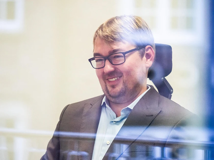 Arne Frankenstein im Porträtausschnitt lächelt freundlich.