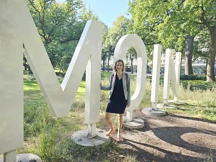 Nadezhda Milanova steht in den Wallanlagen vor dem MOIN-Netzwerk