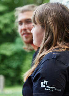Nathalie Kellmer und Tom Luca Rothe. Auf dem T-Shirt ist das Umweltbetrieb Bremen-Logo zu sehen.