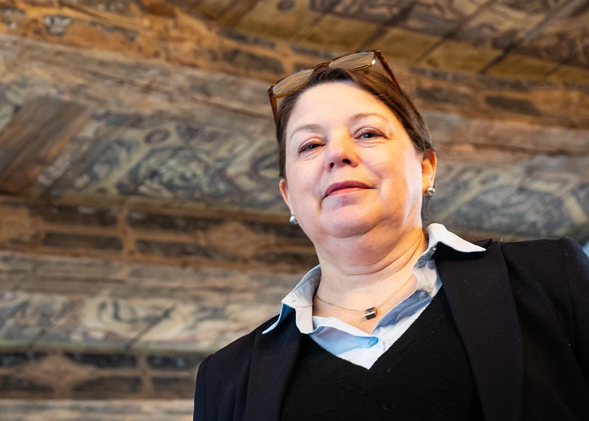Dr. Christine Onnen, die nach unten in die Kamera schaut.