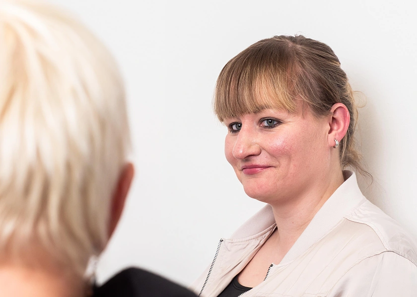 Madlen Loske, mit dunkelblonden Haaren mit Pferdeschwanz und Pony, im Gespräch mit ihrer Kollegin Verena Stolczewski