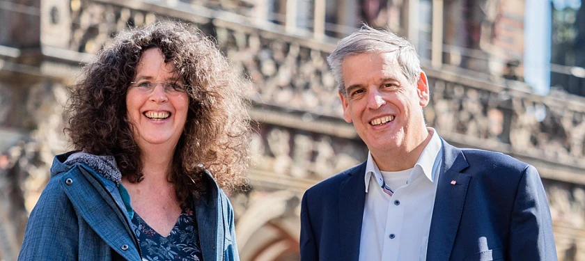 Asja Detjen und Franz-Christian Falck auf dem Bremer Marktplatz mit dem Rathaus im Hintergrund