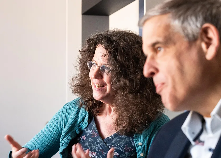 Birte Asja Detjen im Profil, gestikulierend