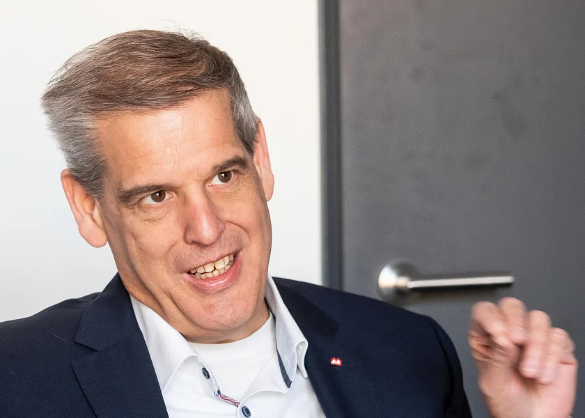 Franz-Christian Falck im Gespräch, gestikulierend