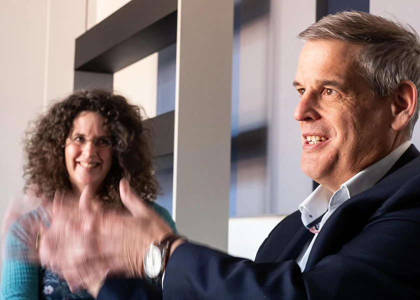 Franz-Christian Falck im Gespräch, gestikulierend