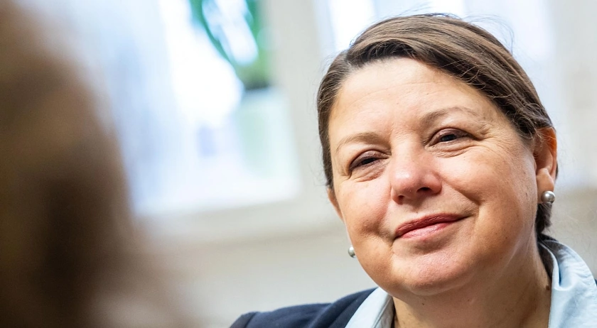 Das Bild zeigt Dr. Christine Onnen, die die Interviewpartnerin anlächelt.