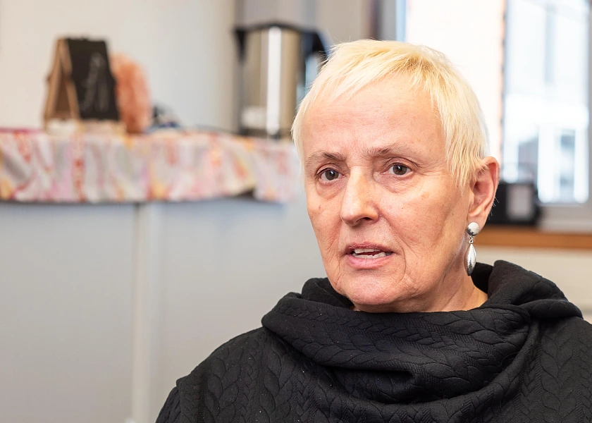 Verena Stolczewski, blond mit kurzen Haaren im Gespräch