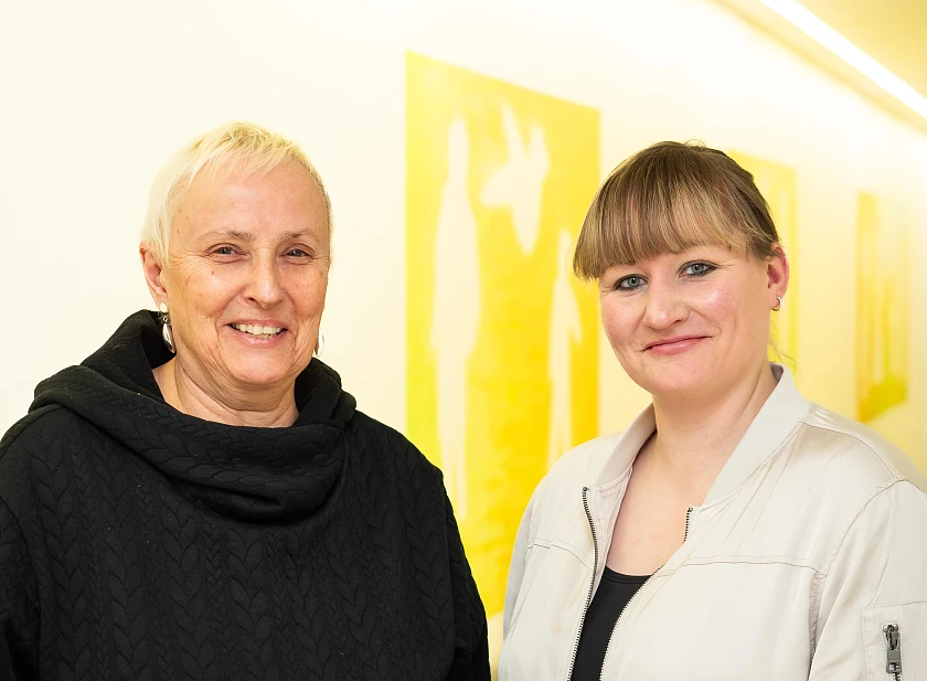 Die Sozialarbeiterinnen Verena Stolczewski und Madlen Loske stehen im Flur vor ihren Büroräumen im Amt für Soziale Dienste Bremen-Vegesack