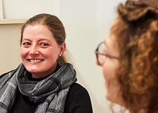 Das Foto zeigt Frau Mehrtens und Frau Viebrock im Gespräch.