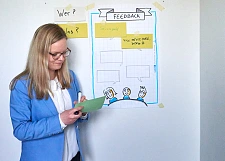 Anja Theele steht vor einem Flipchart