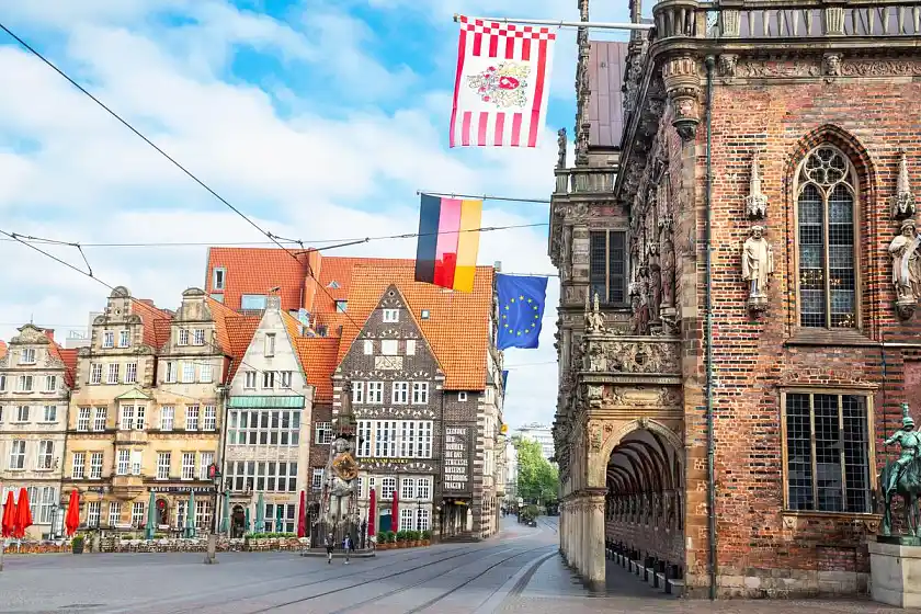 Blick auf den Bremer Marktplatz und das historische Rathaus mit Roland