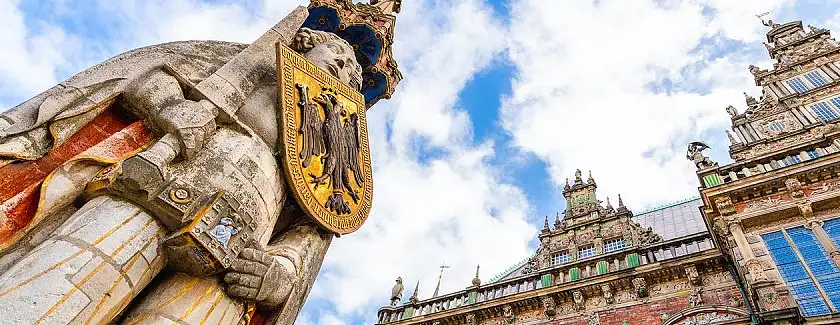 Foto des Bremer Roland und Rathauses aus der Froschperspektive