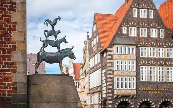 Bronzefigur der Bremer Stadtmusikanten: Hahn sitzt auf Katze, die auf einem Hund sitzt, der auf einem Esel sitzt