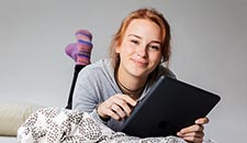 Junge Frau mit Tablet PC