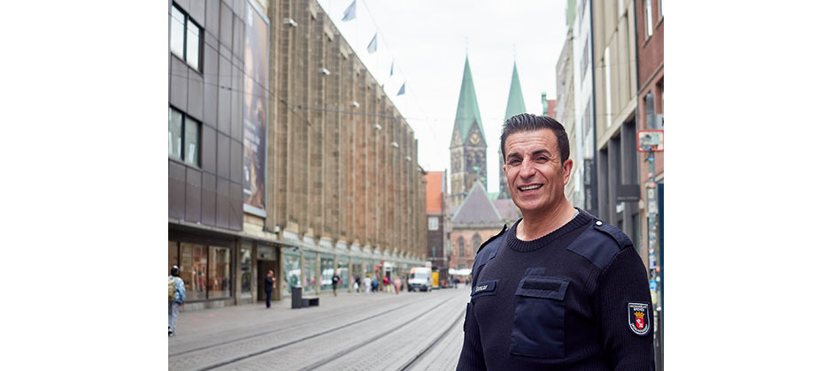 Ordnungsdienstmitarbeiter Herr Sancar steht in Uniform in der Bremer Innenstadt