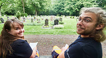 Nathalie Kellmer und Tom Luca Rothe auf dem Osterholzer Friedhof.