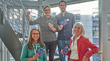 Das Projektteam der Familiencard bestehend aus Evelin Wöstenkühler, Sarah Göttges, Jessica Fitting und Can Ozan steht zusammen