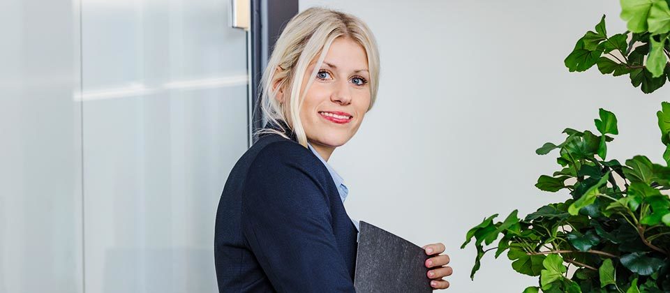 Junge Frau im Business Look