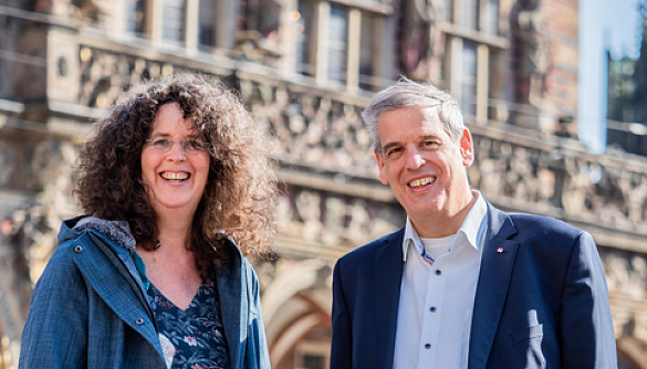 Birte Asja Detjen und Franz-Christian Falck stehen vor dem Bremer Rathaus