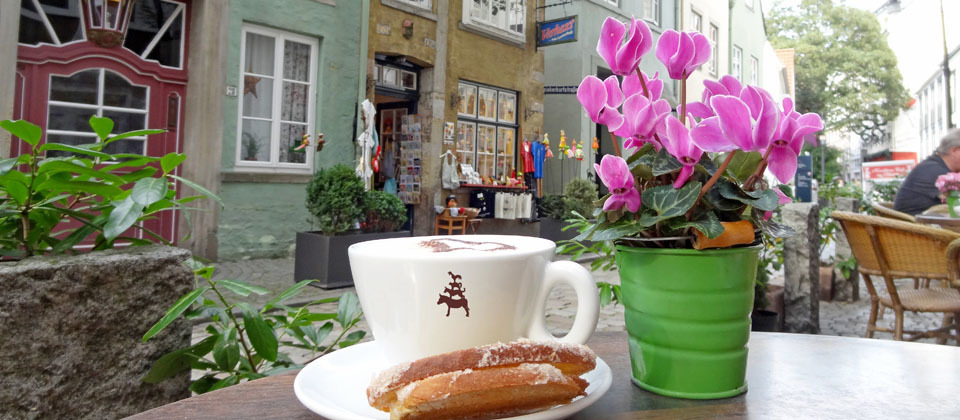 Kaffee und Kuchen in einem kleinen Café im Bremer Schnoor. 