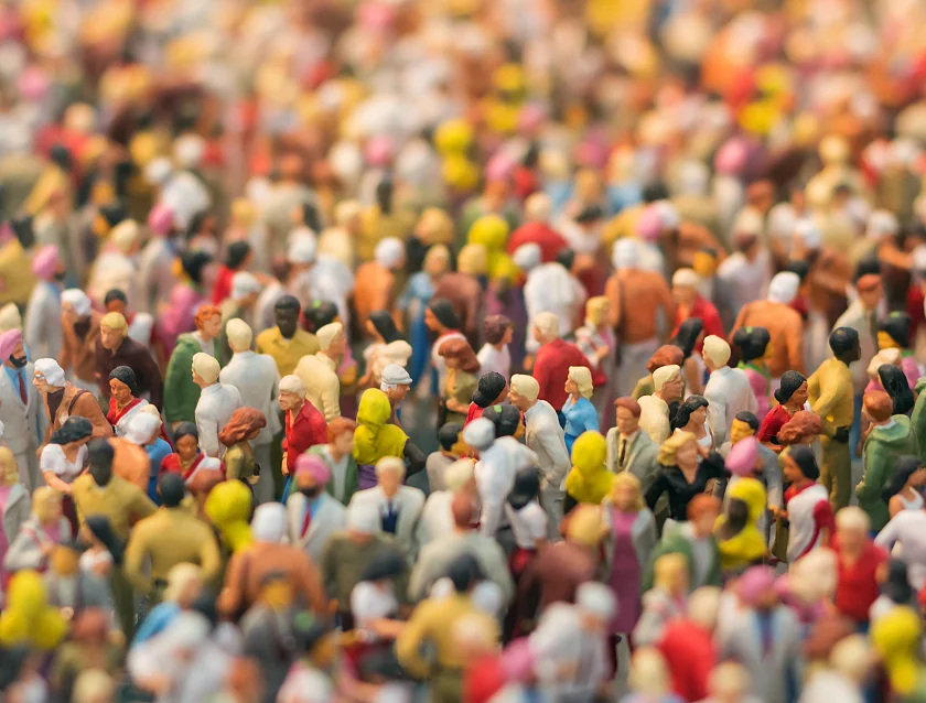 Eine bunte große Menschenmenge aus Miniaturfiguren 